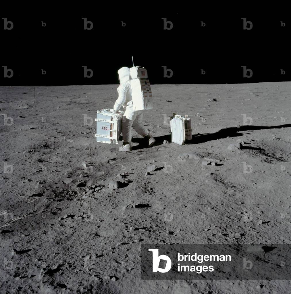 Apollo 11: E. Aldrin installs scientific experiments - Apollo 11: Aldrin places experiment packages - Edwin Aldrin installs scientific material. 20/07/1969. Edwin Aldrin places experiment packages; he has put the LRRR down on the surface and has turned to his left to find a spot for the seismometer. Jul 20 1969