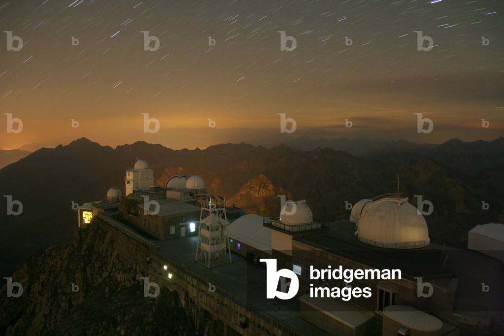 Star line on the Pic du Midi observatory (65) - Star trails and Pic du Midi observatory - Photographic pose on the stars above the Pic du Midi observatory. Long exposure on starry sky above Pic du Midi observatory