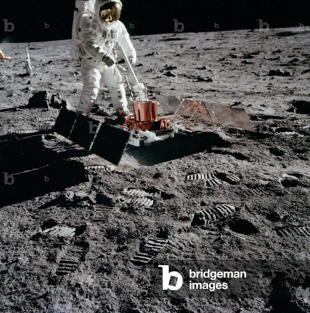 Apollo 11: E. Aldrin and the seismometer - Apollo 11: Aldrin with seismic experiment - Aldrin pres du sismometer assemble. 20/07/1969. The sensitive instrument remained on the Lunar surface to radio back information concerning moonquakes, landslides and meteorite impacts