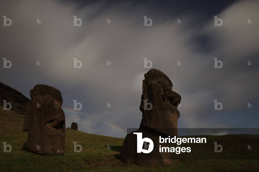 Moais de l'île de Easter - Moai on Easter island - Star sky on the Moais of Easter Island. To the left a moon rainbow. Rano Raraku's career. September 2009. Starry sky above Moai on Easter island. Left is a lunar rainbow. Quarry of Rano Raraku. September 2009