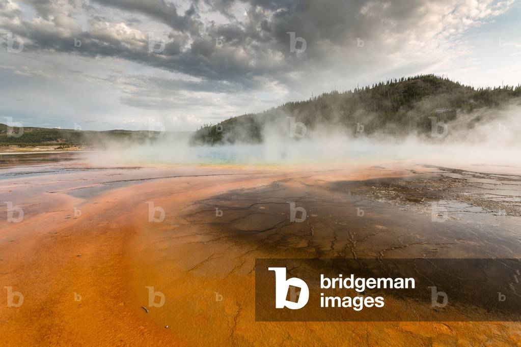 Grand Prismatic Spring - Yellowstone - 2017 - The Grand Prismatic Spring is a large heated water pool with over 70* C located in Yellowstone National Park, USA. It is the largest known American hot spring. Aug 2017
