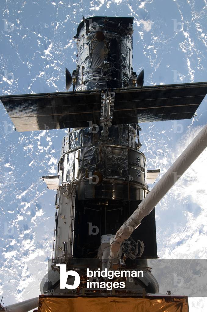 Hubble space telescope: 4th maintenance mission 05/2009 - Hubble space telescope: fourth repair mission 05/2009 - Astronaut Michael Good performs various maintenance tasks on the Hubble space telescope (HST) during the fourth of five space sorties planned during the STS mission - 125. 17 May 2009. Astronaut Michael Good, STS - 125 mission specialist, rides Atlantis' remote manipulator system arm to the exact position he needs to be to continue work on the Hubble Space Telescope. Astronaut Mike Massimino, who shared two spacewalks with Good during the last week, is out of frame. 17 May 2009
