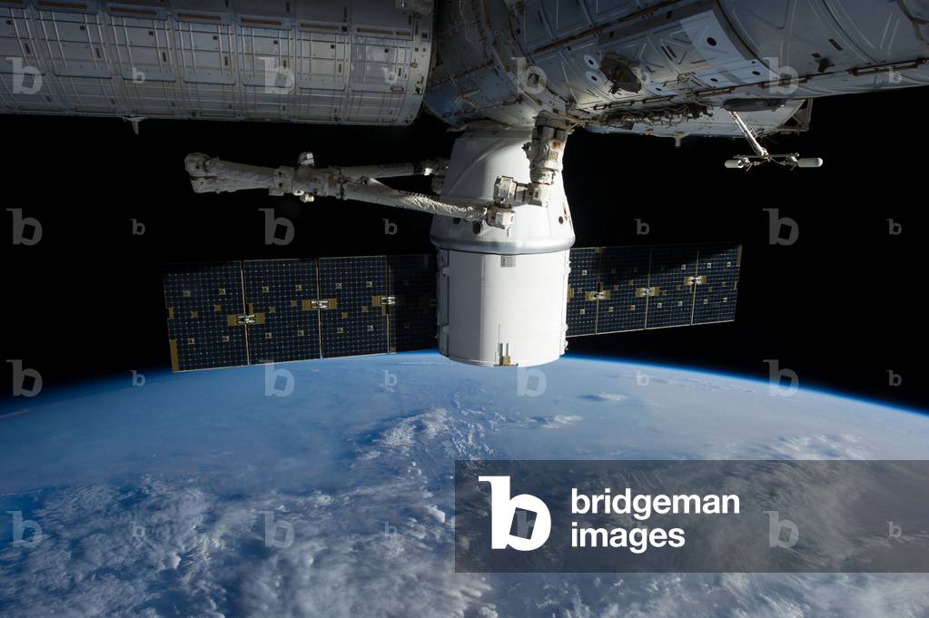 Cargo SpaceX Dragon 03/2013 - The SpaceX Dragon automatic module seen from the International Space Station (ISS) at mooring on March 3, 2013. SpaceX Dragon is the first private company spacecraft to be used to join the international space station. This is one of a series of photos taken by the Expedition 34 crew members aboard the International Space Station during the March 3 2013 approach, capture and docking of the SpaceX Dragon. Thus the capsule begins its scheduled three - week - long stay at the orbiting space station