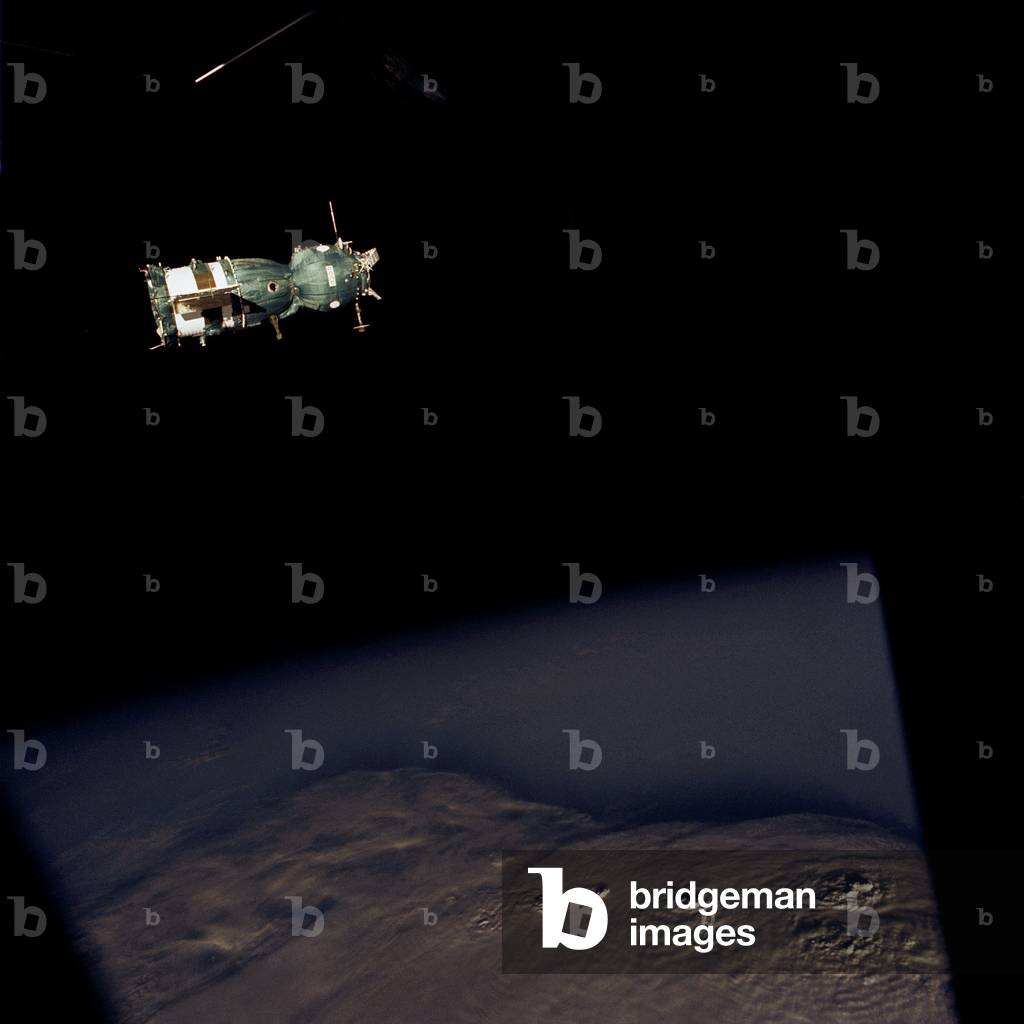 Apollo - Soyuz: Soyuz ship - Apollo - Soyuz: Soyuz above earth - The Soyuz ship seen from the window of Apollo. 17/07/1975. View from the window of the American Apollo spacecraft in earth orbit showing the Soviet Soyuz spacecraft. Jul 17 1975