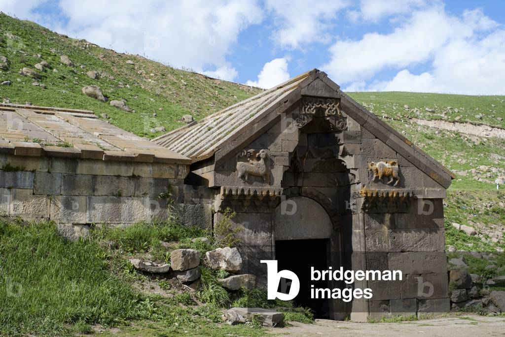 Entrance to Selim Caravanserai (photo)