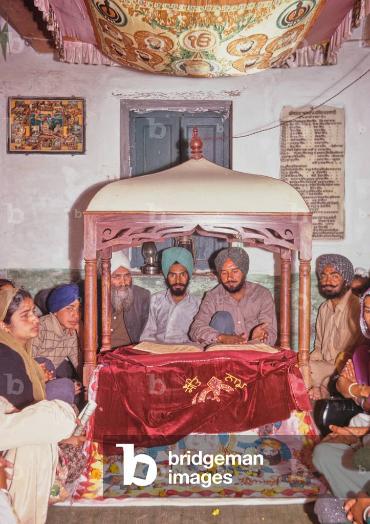 Reading of the Holy Granth in Dera Baba Nanak Gurdwara, Gurdaspur, Punjab, India, 1970 (photo)