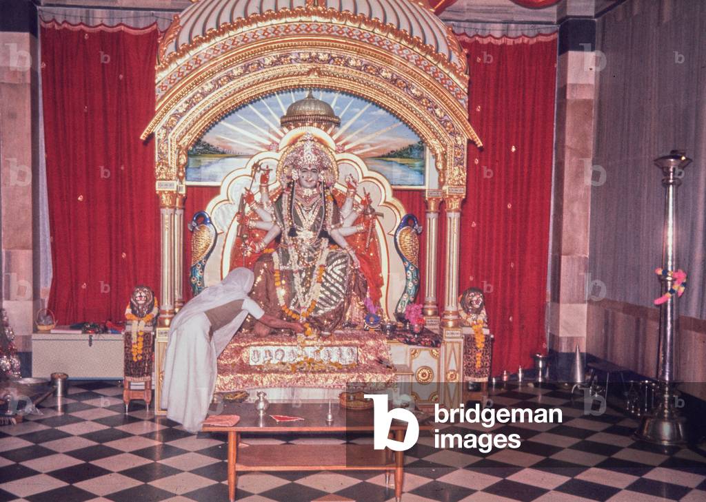 Prayers to goddess Durga, Ambati Shrine, Surat, Gujerat, India, 1972 (photo)