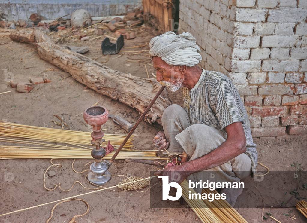 Basket making and hookah, Narnaul Haryana, rural scene, Rajasthan, India (photo)