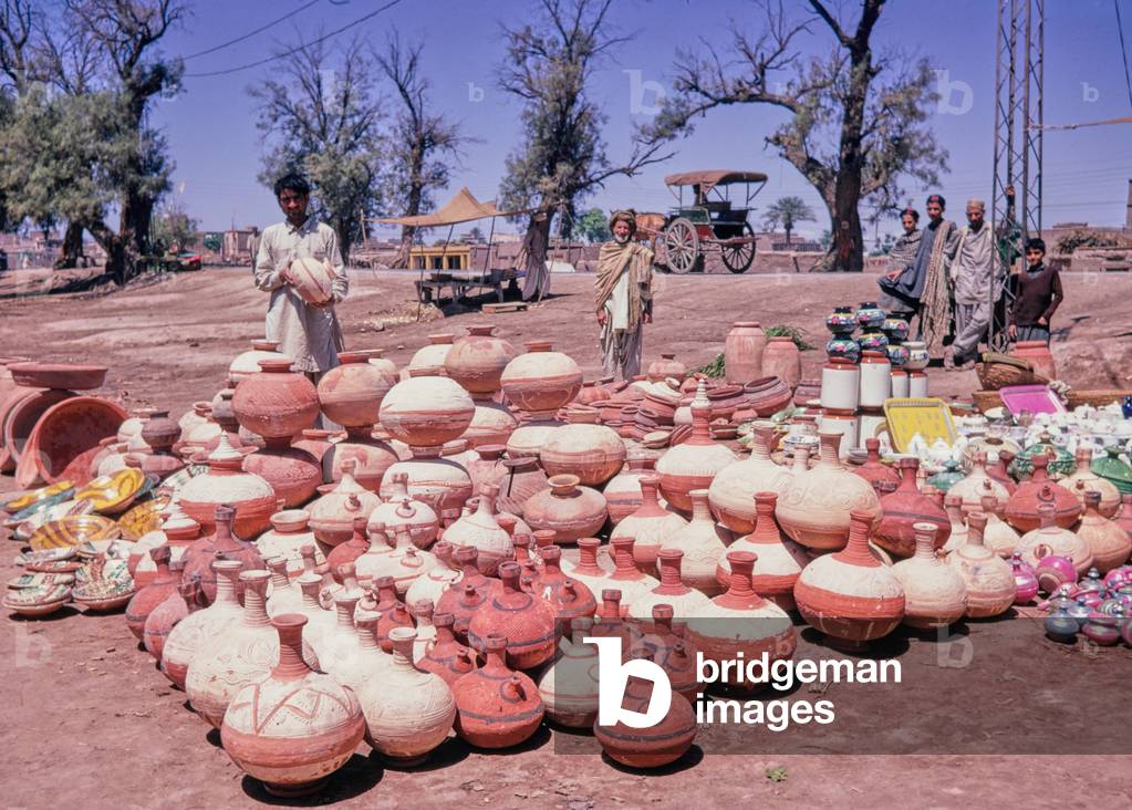 Clay pots in Pakistan, 1969 (photo)
