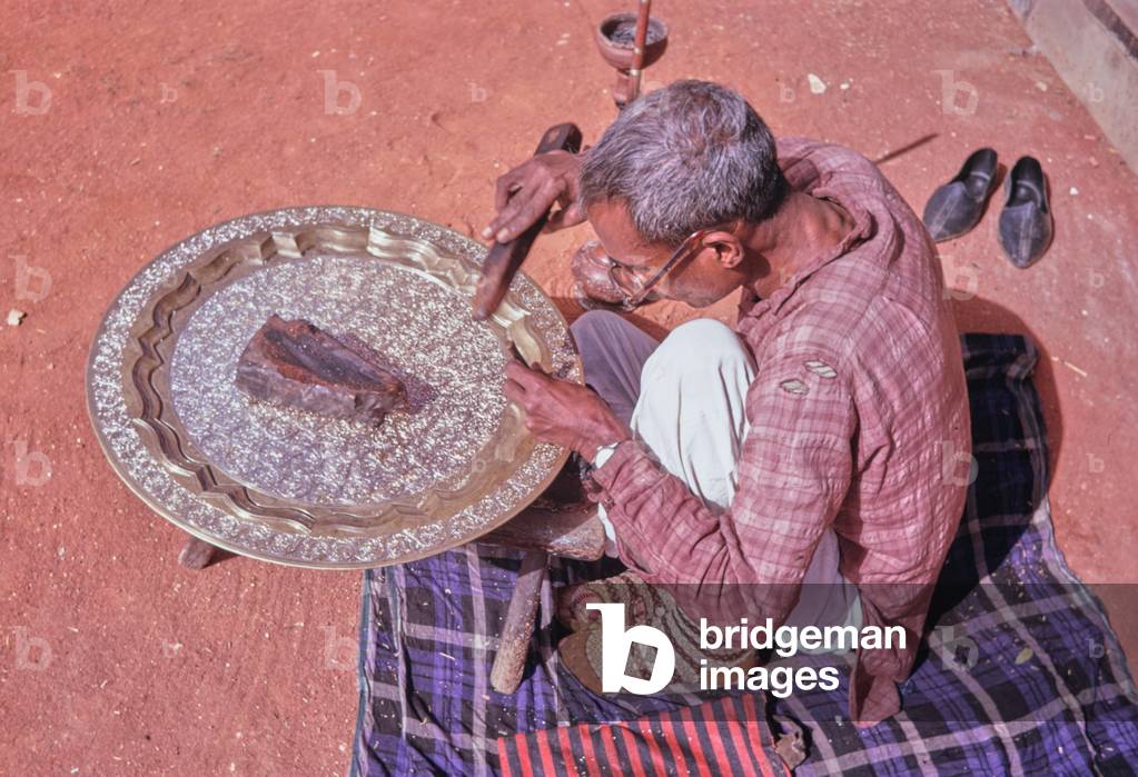 Chiselling brassware, Traditional Craft, Asia Fair 1972, Delhi, India (photo)