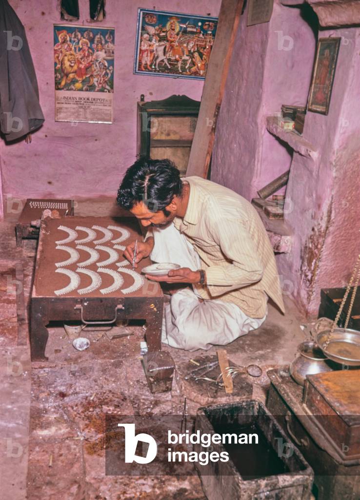 Craftsmen from Jaisalmer making traditoinal jewellery, Asia Fair 1972, Delhi, India (photo)