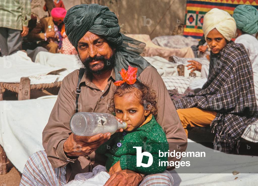 Sikh man and child in the Punjab, India, 1973 (photo)