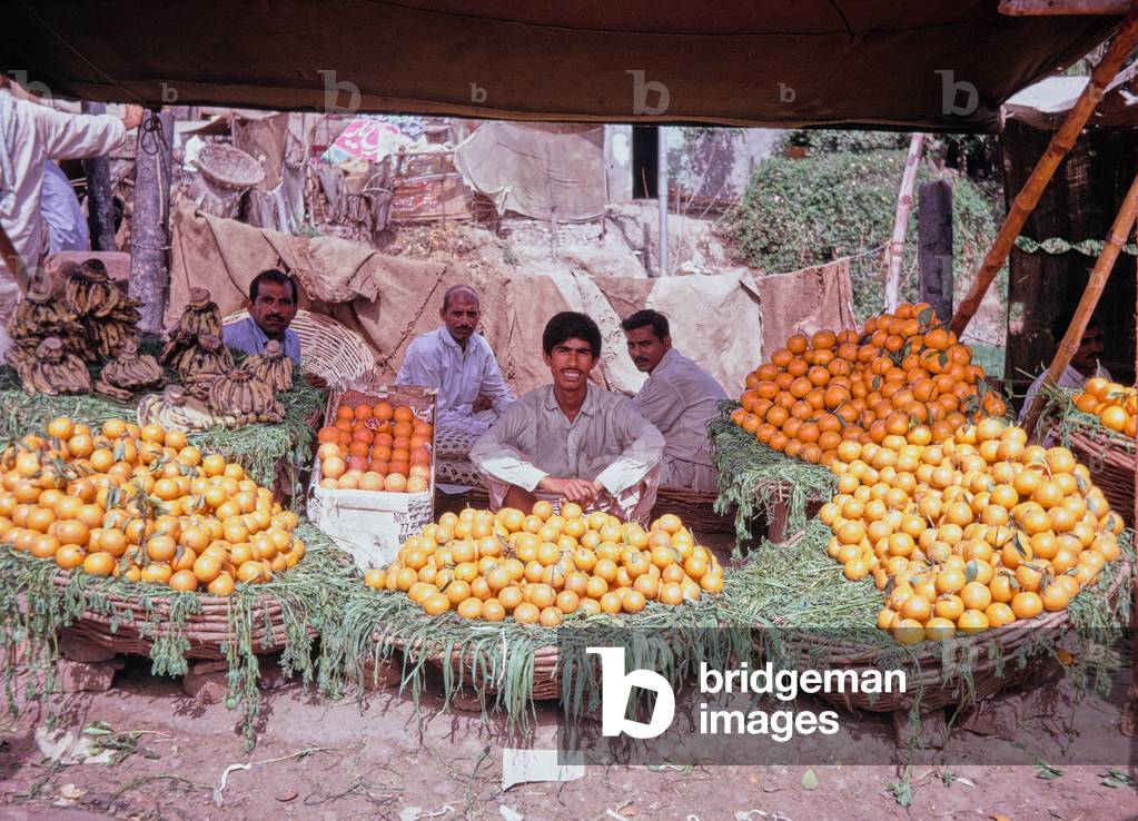 Market scene, Lahore, Pakistan, 1969 (photo)