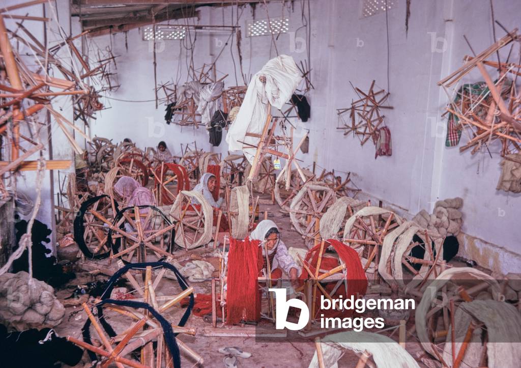 Spinning in a carpet factory, Karachi, Pakistan, 1969 (photo)