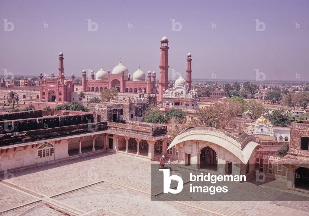 Badsahi Imperial Mosque, from Lahore Fort, Pakistan, 1969 (photo)