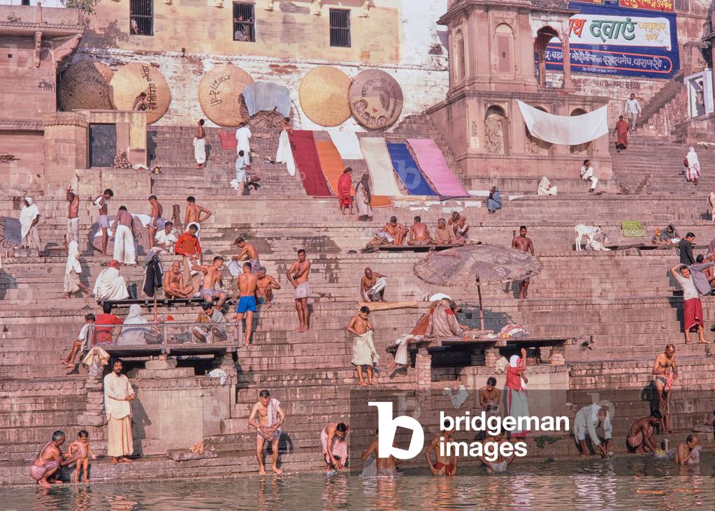 Pilgrims at the bathing ghats, River Ganges, Benares, Varanasi, India, 1970 (photo)