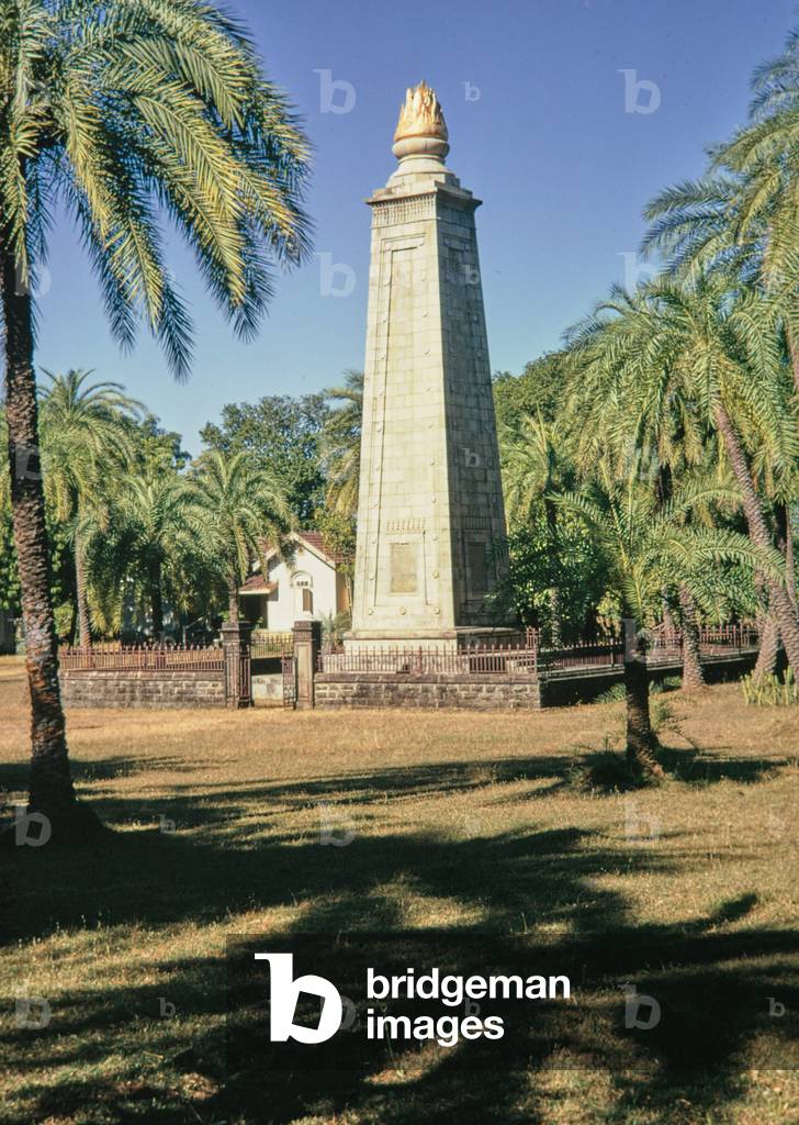 Obelisk, Iran (photo)