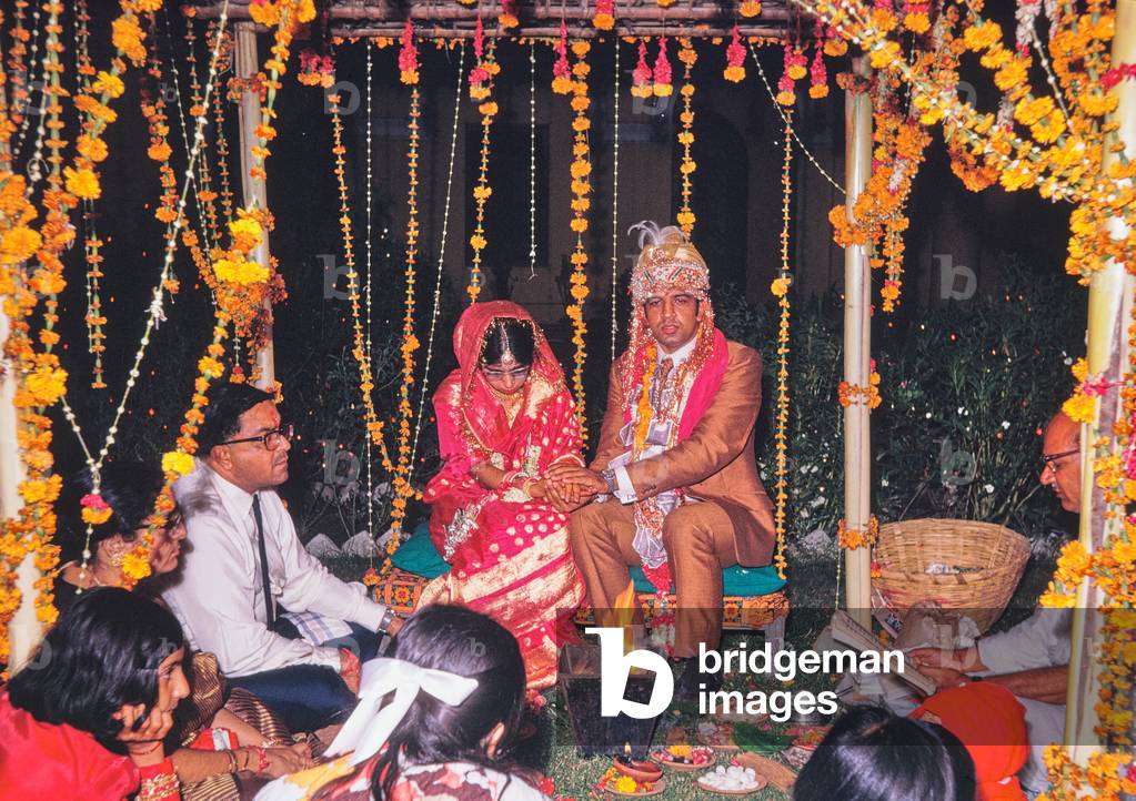 Priest saying mantras at Hindu wedding, India, 1972 (photo)