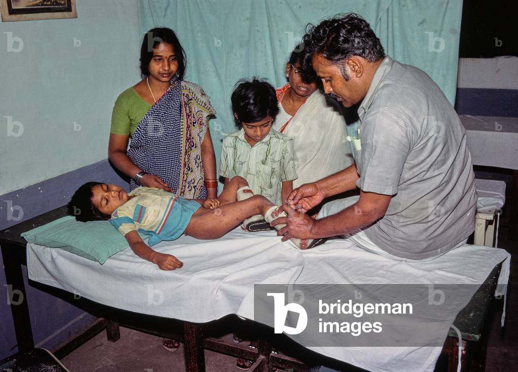 Doctor with patients, Vellore, Tamil Nadu, India, 1980 (photo)