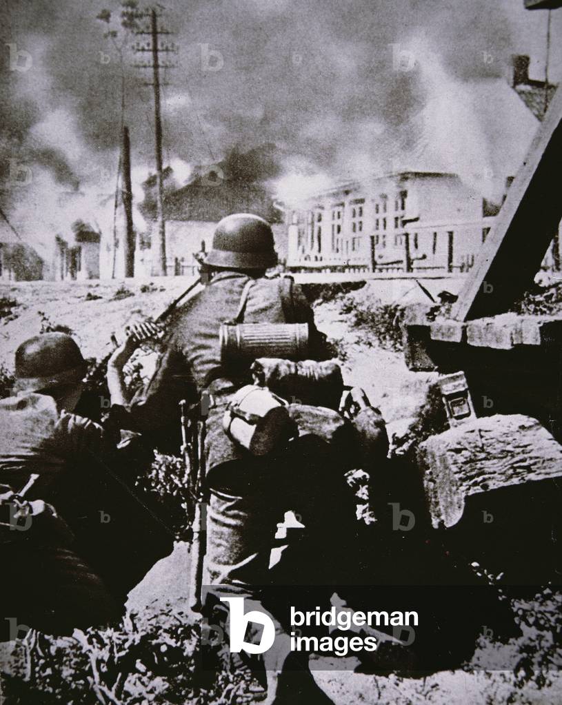 German 10th Army machine-gun crew on the outskirts of Warsaw during the invasion of Poland, 15th September 1939 (b/w photo)