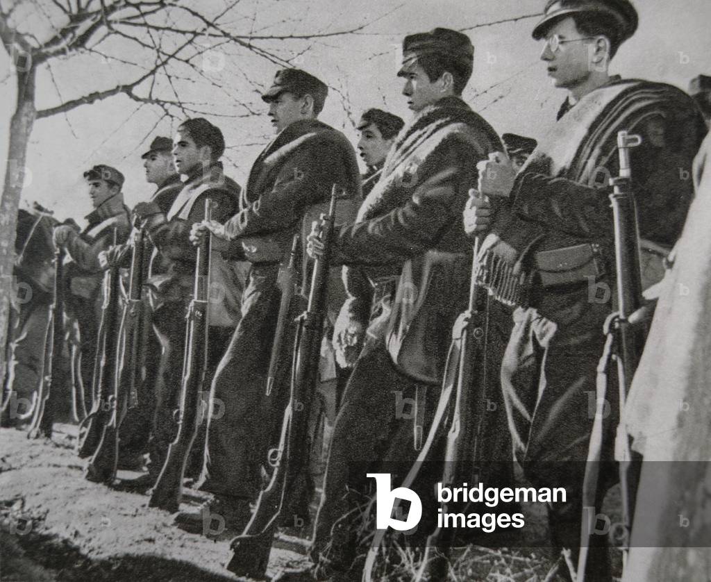 Volunteers of the International Brigade fighting for the Republic (b/w photo)