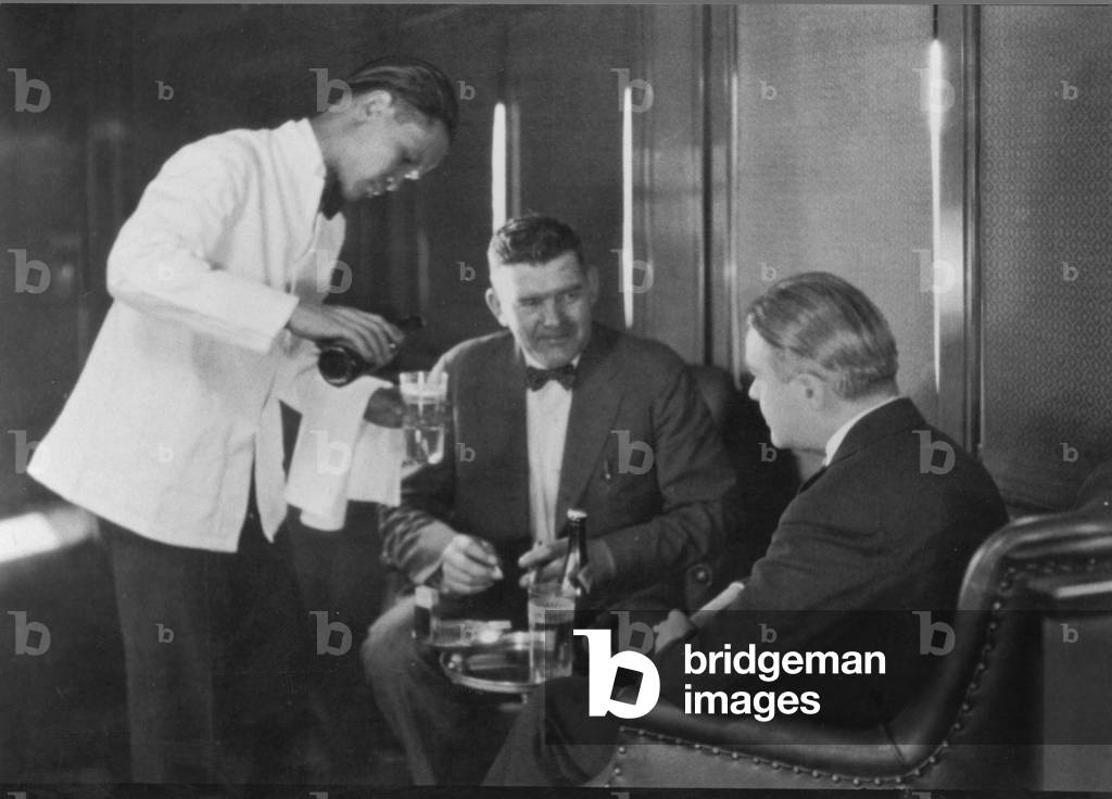A waiter serving drink on board 'The Aristocrat' of the Chicago, Burlington & Quincy railroad, c.1939 (photo)