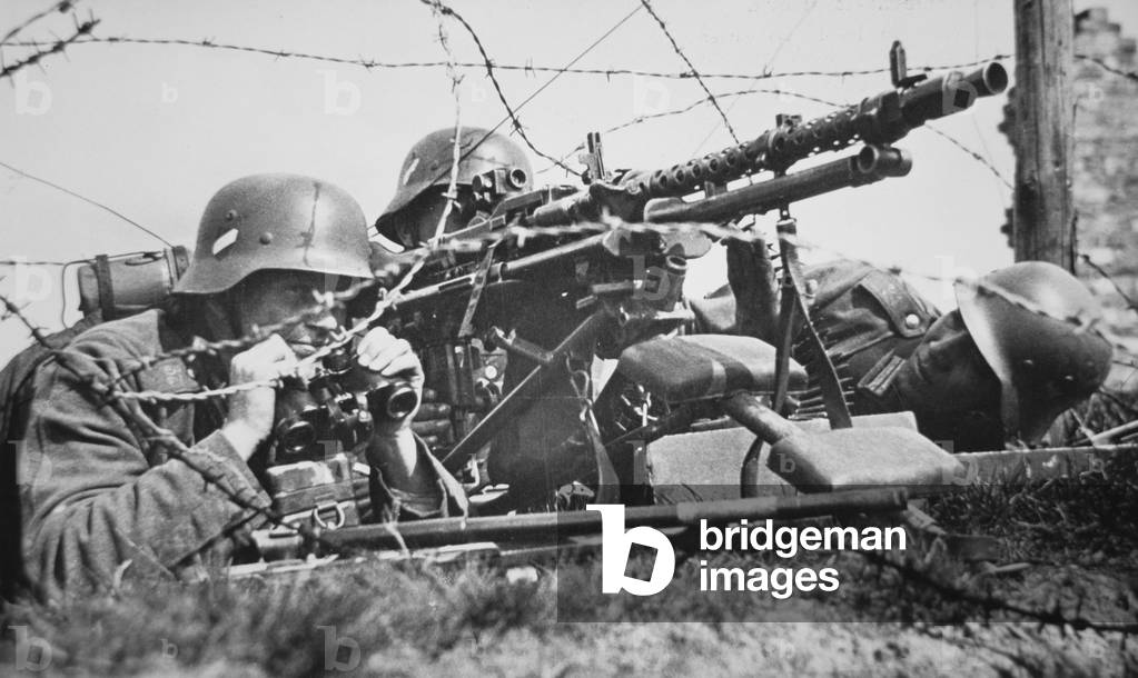 Postcard featuring a German army MG 34 machine-gun crew, 1936 (b/w photo)