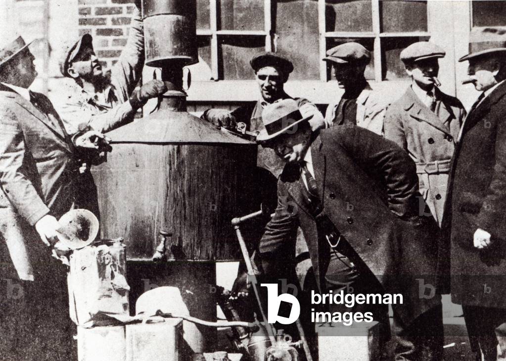 Federal US agents discover an illegal alcohol still during the American Prohibition (1920-33) (b/w photo)