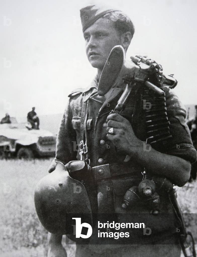 WW2 German machine-gunner of Panzer-Grenadier Division Grossdeutschland, 1944 (b/w photo)