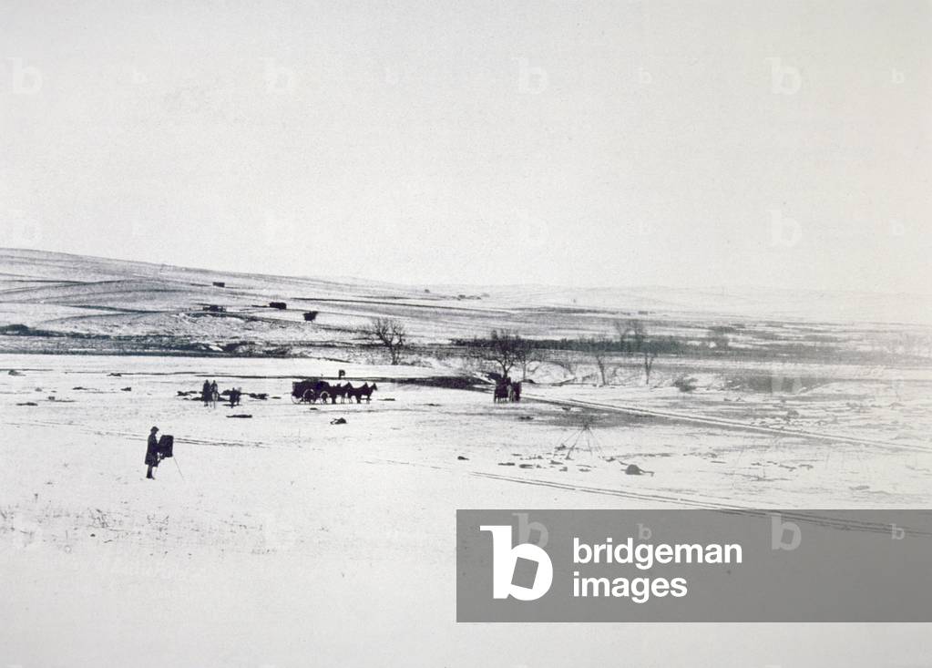 Bild von Fotografie "Begräbnisfeier der indischen Toten nach dem Verwundeten Kniemassaker", 1891 von American 