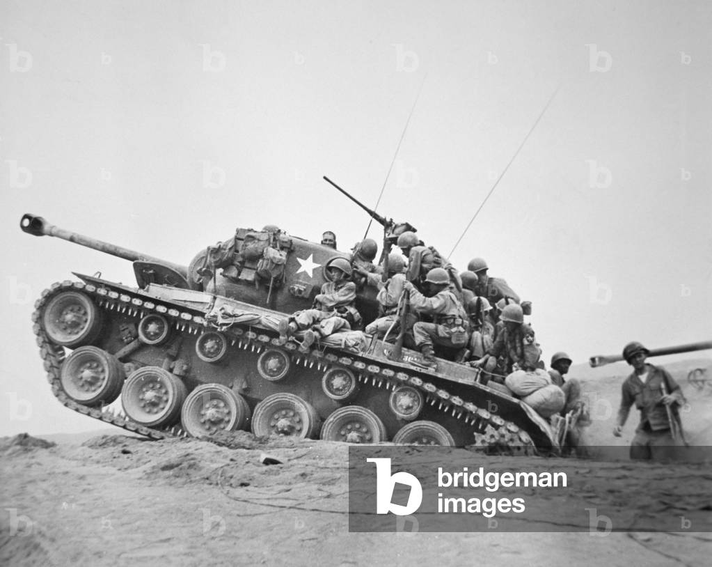 U.S. M26 tank carries South Korean troops into action at the Naktong River, July 1950 (photo)