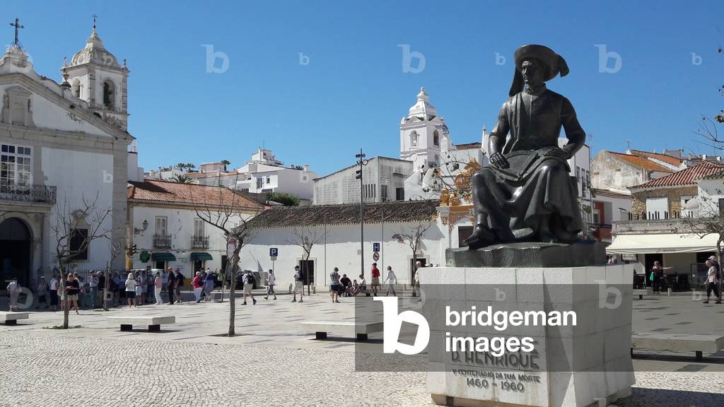 Henry the Navigator statue, Lagos, Portugal (photo)