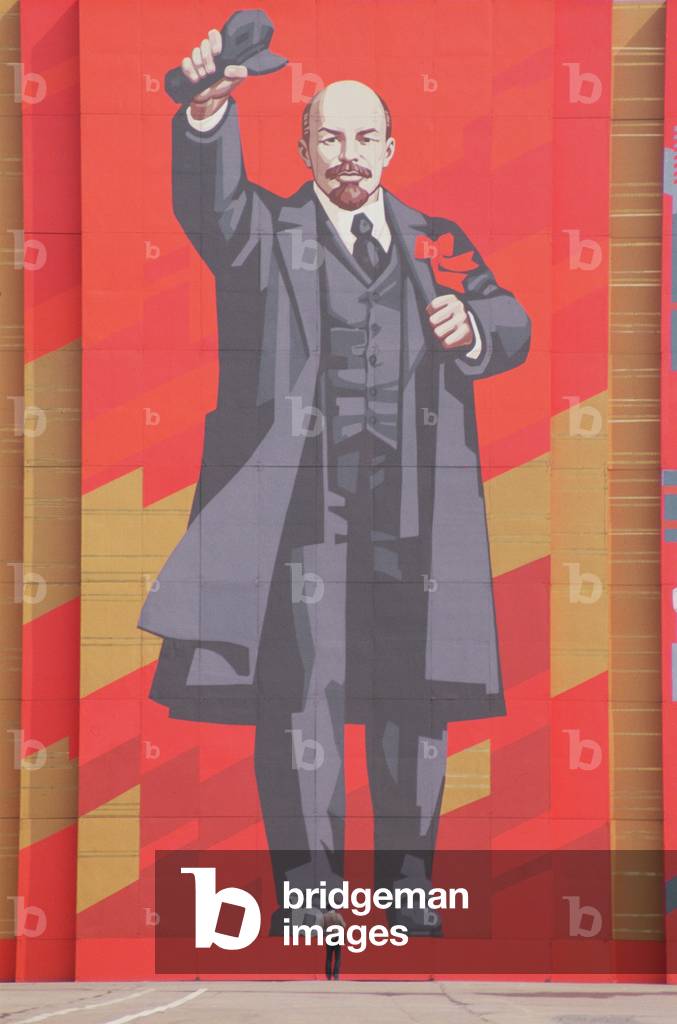 Gigantic banner displayed on Lenin Victory Day, Leningrad, 1990 (photo)
