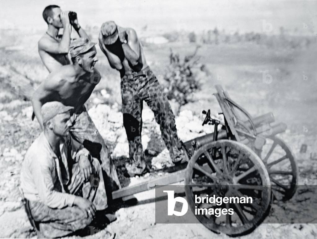 Marines americani sparano con un cannone da montagna giapponese catturato, Saipan, 1944 (foto)
