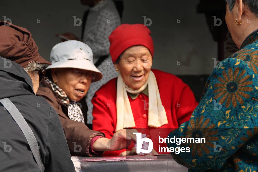 People playing cards in Temple of Heaven Park, Beijing, China (photo)