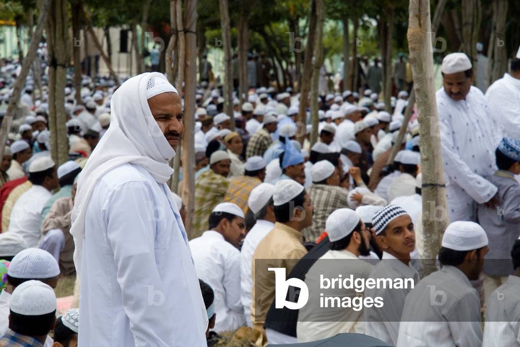 Muslim men and children gathered for Namaz at the end of Ramadan (photo)