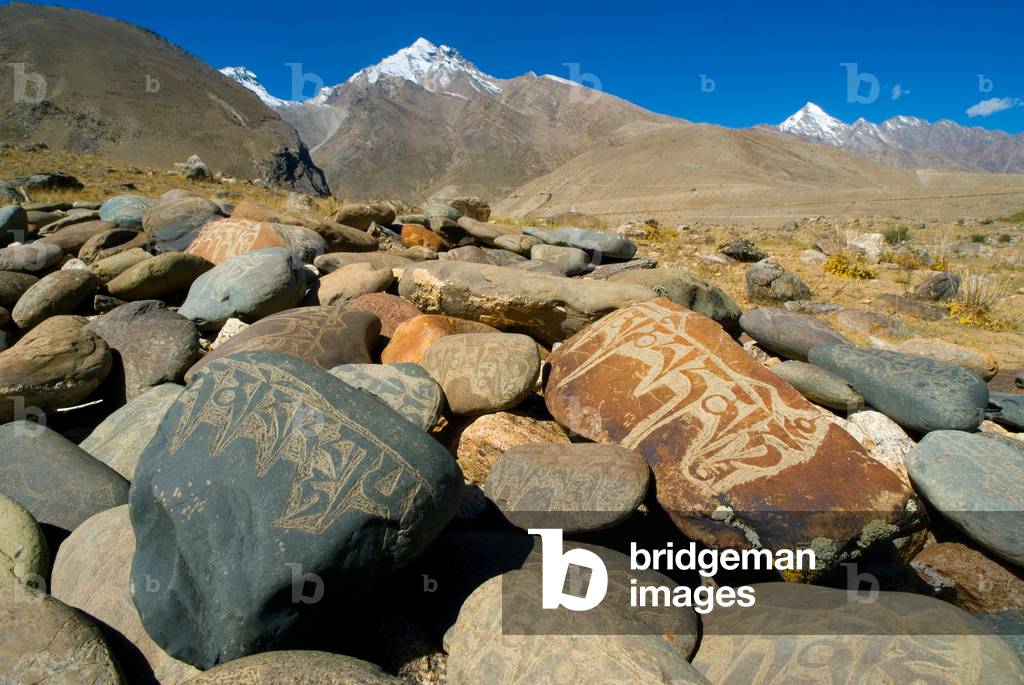 Himalayan landscape: Mani wall in remote mountain valley with snow-capped peaks in the background, near Reru (Raru) Lungnak Valley, Zanskar, Ladakh, Jammu and Kashmir, India (photo)