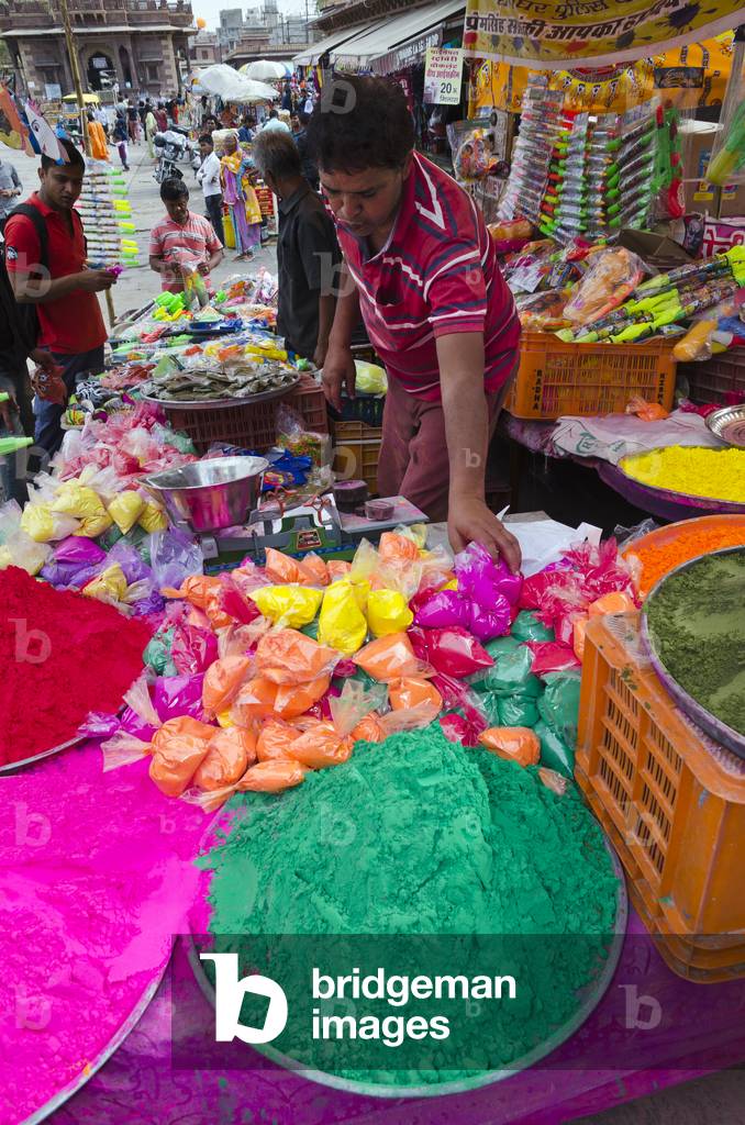 Colours and water guns for Holi Festival for sale on market stall,
Jodhpur, Rajasthan, India (photo)