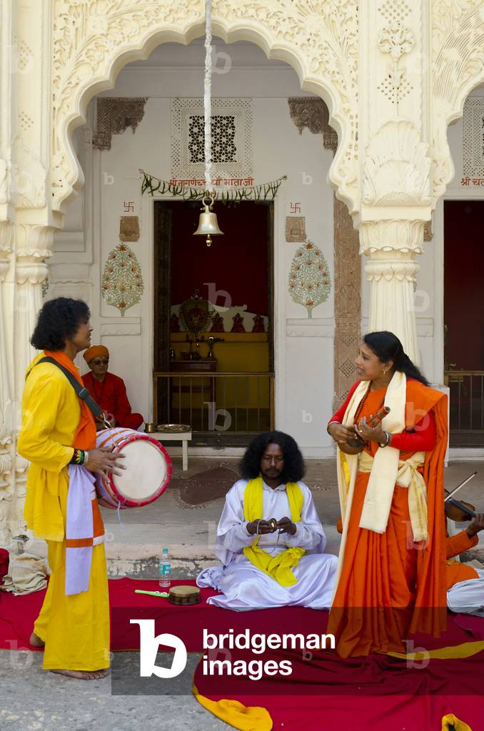 Singer & ektara player, hand-cymbal player and drummer performing outside Matjai temple at the World Sufi Spirit Festival 2014,
Mehrangarh Fort, Jodhpur, Rajasthan, India (photo)