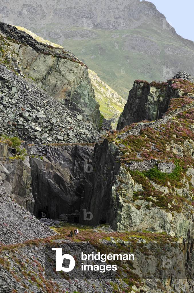 Hikers Walking Through 'Gorge',
Padarn Country Park, Dinorwic Quarry, Llanberis,
Snowdonia, Gwynedd, North Wales, UK (photo)