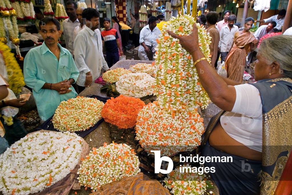 Flower garland sellers and buyers in Devaraja market (photo)