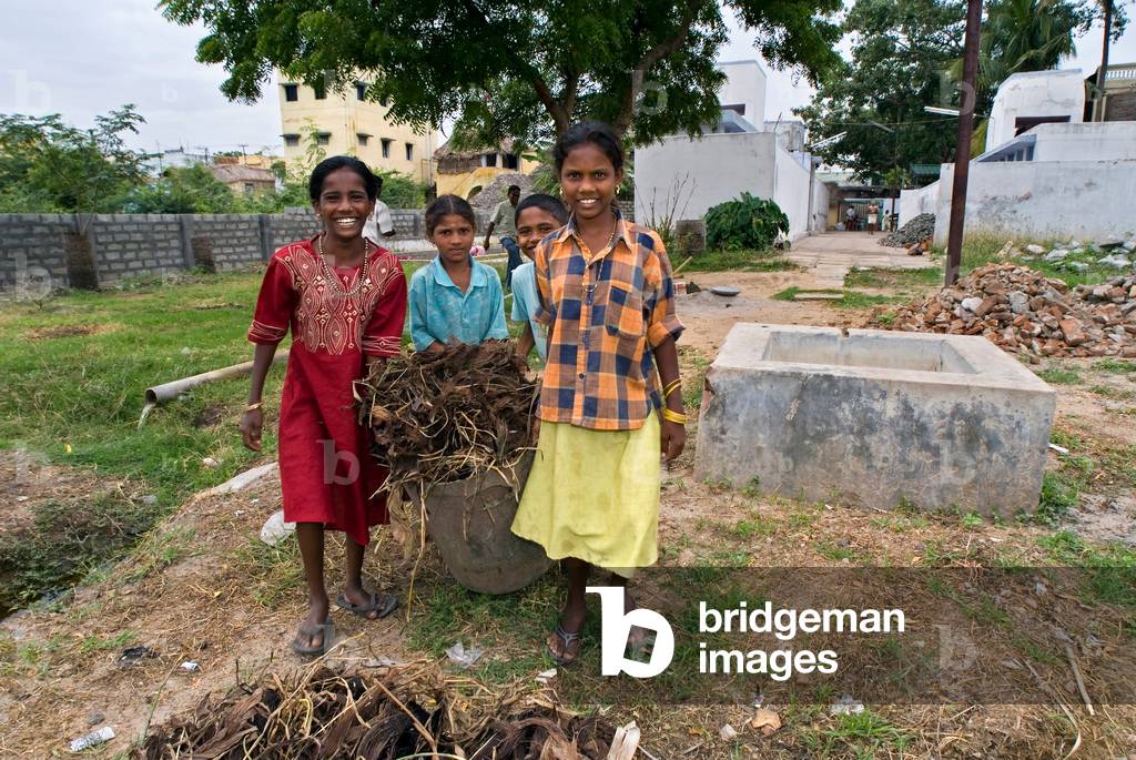 Children clearing dead plant material at community based sanitation and slum development self-help programme (photo)