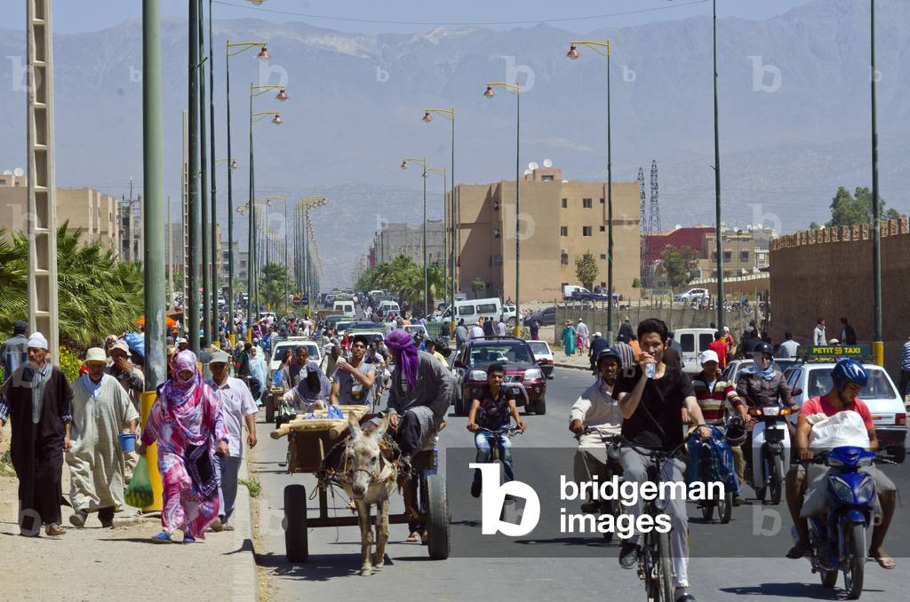 Busy road in Berber  town against High Atlas mountain backdrop, Taroudant, Souss-Massa-Draa Region, Morocco (photo)