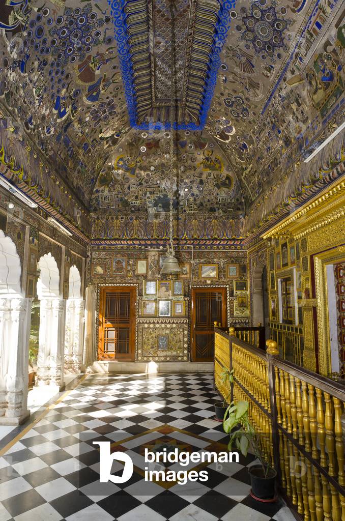 Hinduism: Ornately decorated painted and mirrored ceiling, gilded walls, colonnade in old Rama temple, The Old Blue City, Jodhpur, Rajasthan, India (photo)