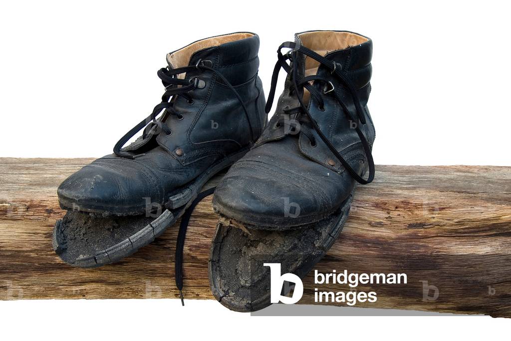 Pair of old black shoes with gaping soles (photo)