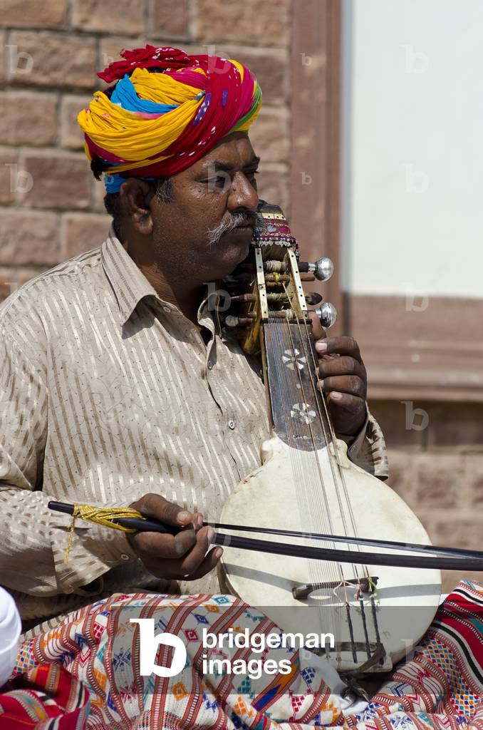 Turbaned Indian musician playing a Kamaicha,
Mehrangarh Fort, Jodhpur, Rajasthan, India (photo)