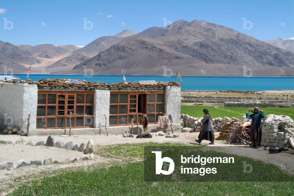 A house on the shore of Pangong Lake, Ladakh, India (photo)