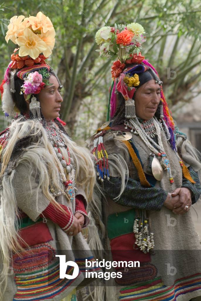 Dard women in traditional dress, Ladakh (photo)