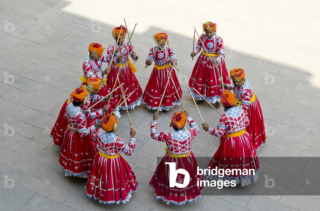 Gair dance: male tribal dancers beating their long wooden sticks in circle,
Mehrangarh Fort, Jodhpur, Rajasthan, India (photo)
