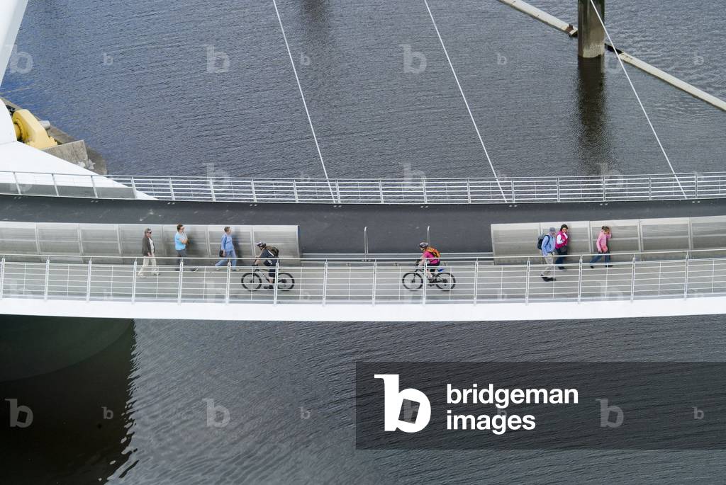 Pedestrians and cyclists on the Millenium Bridge the River Tyne between Gateshead and Newcastle upon Tyne, Tyne & Wear, UK (photo)